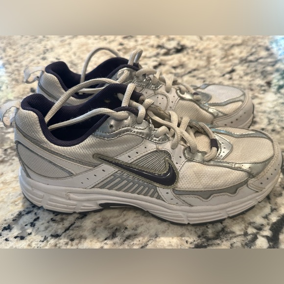 Nike Kids Running Shoes - Picture 9 of 9